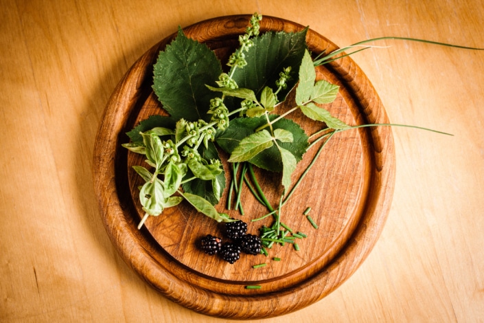 food herbs-1 Kräuter auf Schneidebrett