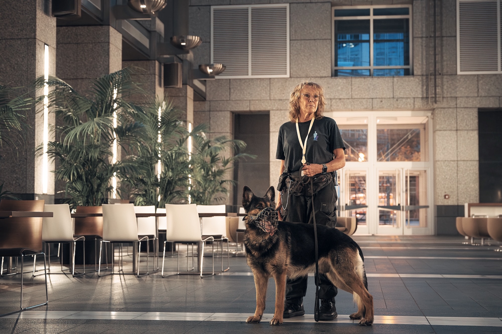 Bereit zum Dienst Eine Hundeführerin mit ihrem Diensthund